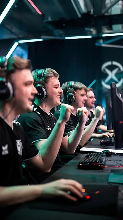 Professionele esports-spelers met headsets die tijdens een live gamingtoernooi hun aandacht op de beeldschermen richten, waarbij ze blijk geven van teamwork en concentratie